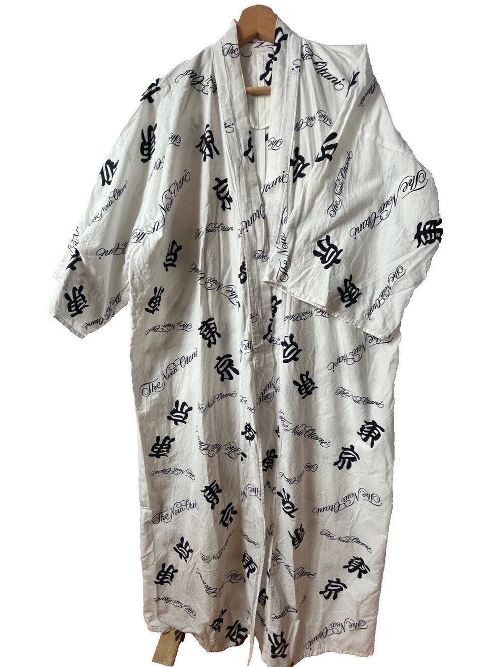 The New Otani Japanese Kimono Robe White Black Kanji Print Cotton Hotel Yukata